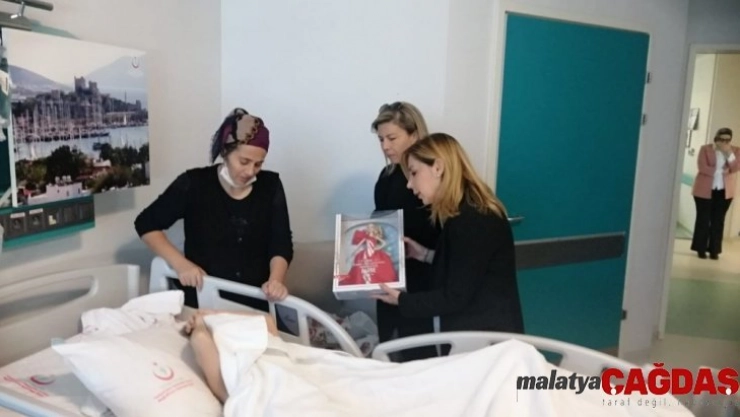 Milletvekili Gökcan'dan kazada yaralanan öğrenciye ziyaret