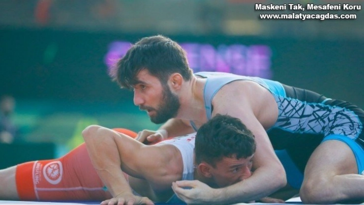 Milli güreşçi Şerif Kılıç'tan gümüş madalya