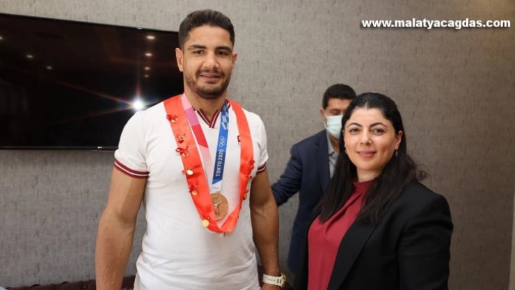 Milli güreşçi Taha Akgül, afetzedeleri unutmadı