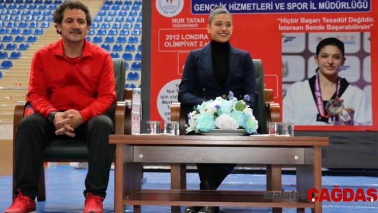 Milli sporcu Nur Tatar Vanlı Tekvandocularla bir araya geldi