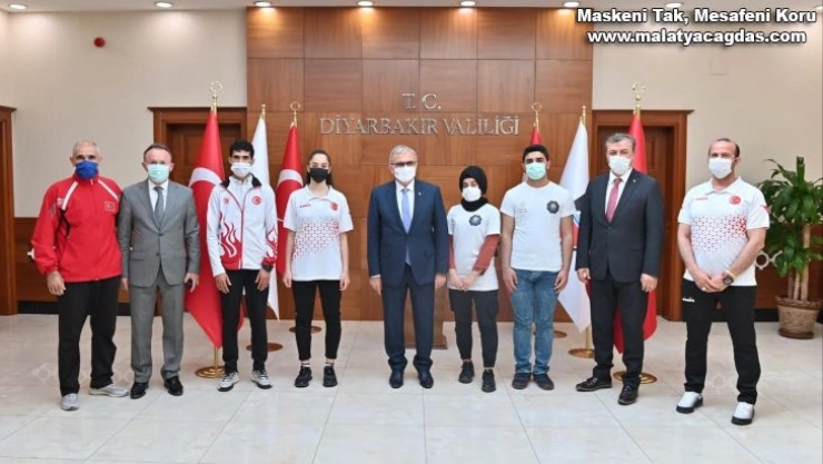 Milli sporculardan Vali Karaloğlu'na 19 Mayıs ziyareti