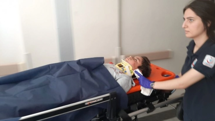 Minibüs durmadan atlayınca yaralandı