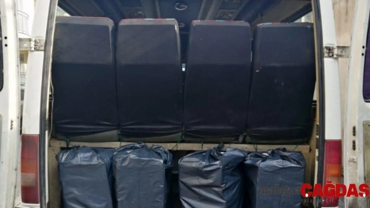 Minibüsten 2 bin paket kaçak sigara ele geçirildi
