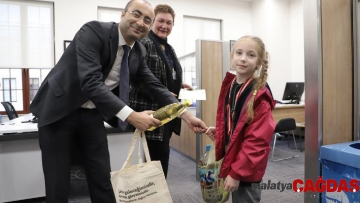 Minik 'Enerji Avcısı' Sera'dan örnek davranış