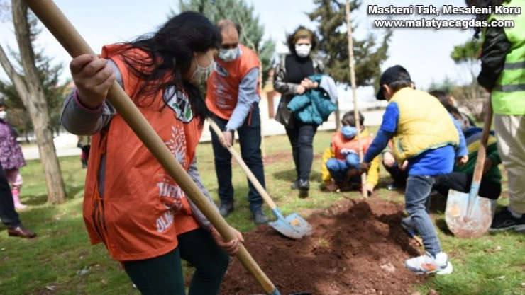 Minik eller fidanları toprakla buluşturdu