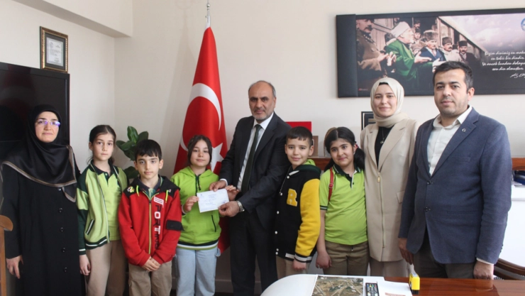 Minik öğrenciler harçlık ve fitrelerini Filistin'e bağışladı