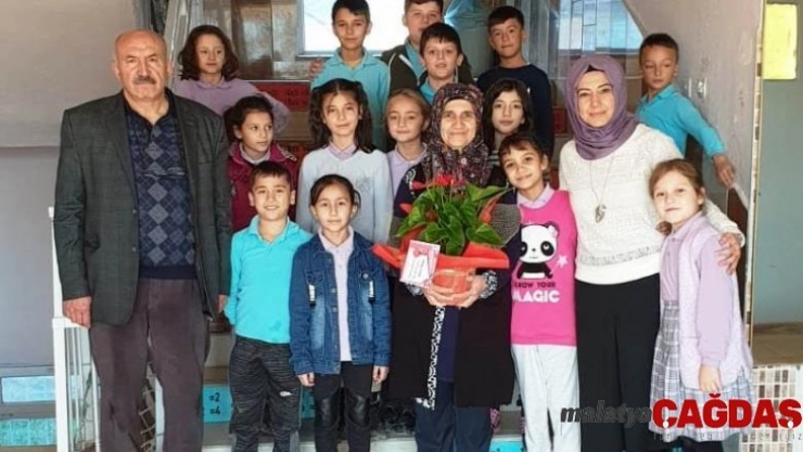 Minik öğrencilerden işitme engelli ablalarına jest