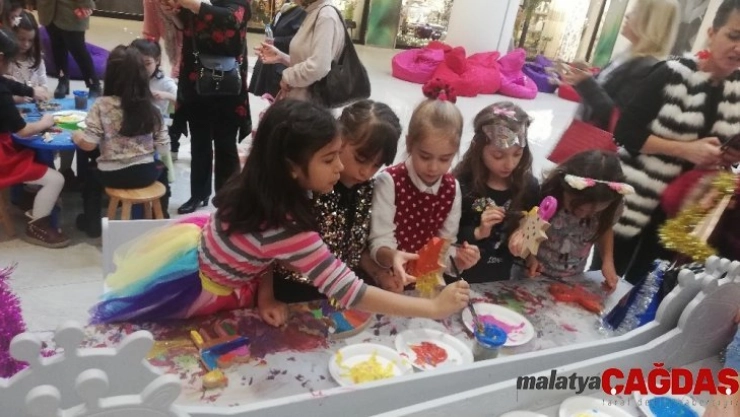 Minikler ahşap oyuncakları boyadı