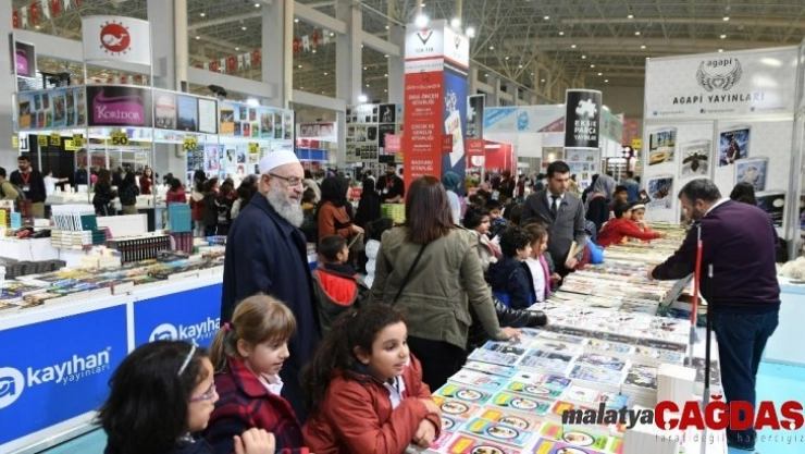Minikler kitap almaya kumbaralarıyla geldi