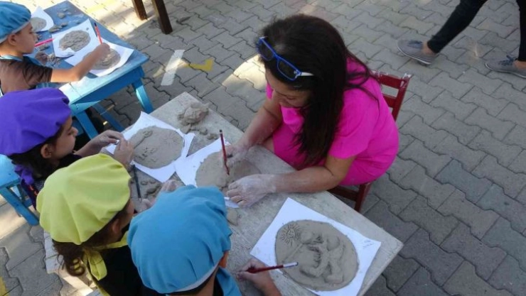 Minikler yanan ormanlara dikkat çekmek için seramik çalışması yaptı