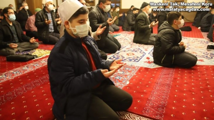 Miraç Kandili'nde eller semaya açıldı