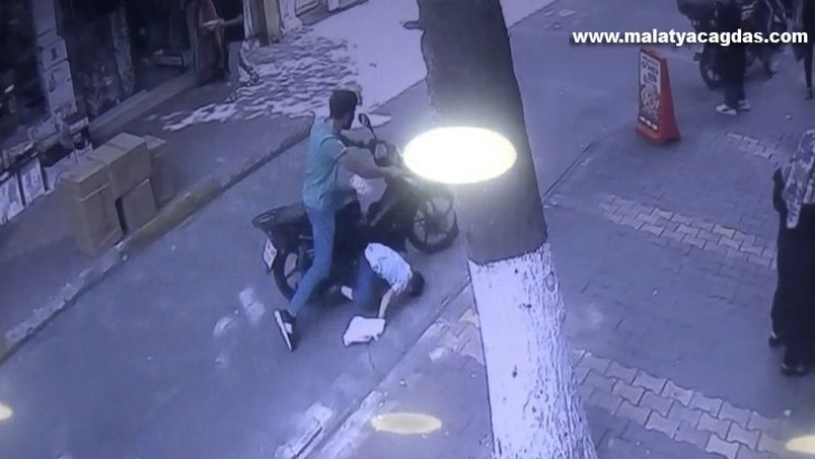 Motosiklet küçük çocuğa çarptı: 1 yaralı