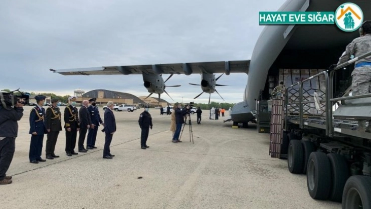 ABD'ye tıbbi malzeme taşıyan uçak Andrews Hava Üssü'ne ulaştı