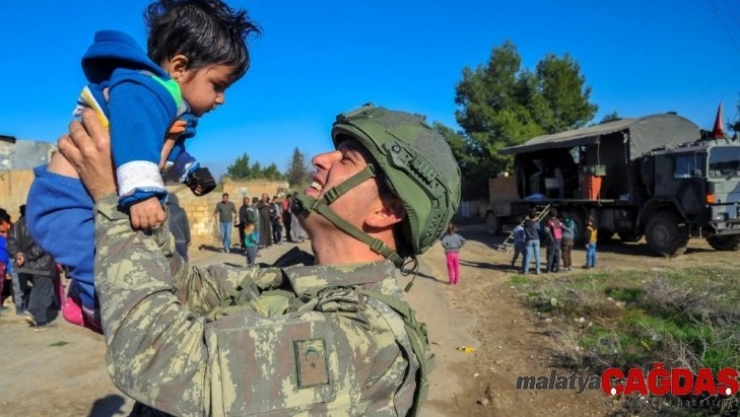 Pişirdikleri ekmekleri Rasulayn'daki köylülerle paylaştı