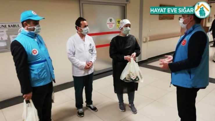 Müftülükten sağlık çalışanlarına tatlı ikramı