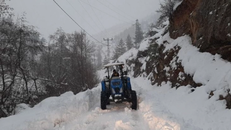 Muhtar kapanan köy yolunu traktörüyle ulaşıma açtı