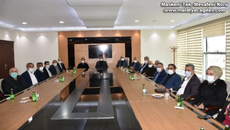 Muhtarlardan MTB Başkanı Özcan'a teşekkür plaketi