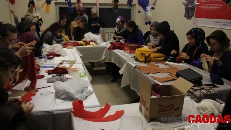 Mülteci çocuklar için gönüllü oyuncak üretiyorlar