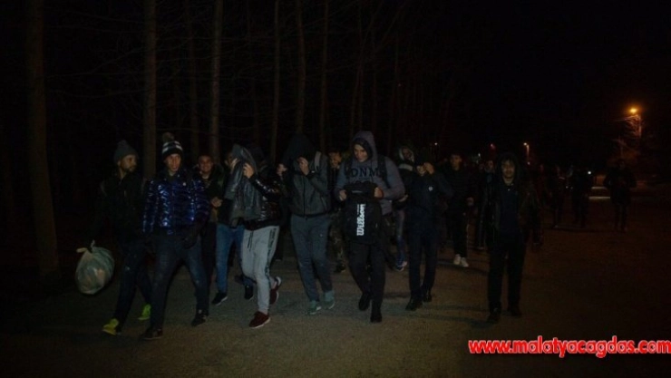 Mülteciler Avrupa'ya geçmek için sınır kapılarına hareket etti