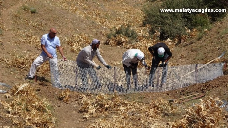Muş'ta sel ve erozyon oluşumuna kafes tel ve çuval set önlemi