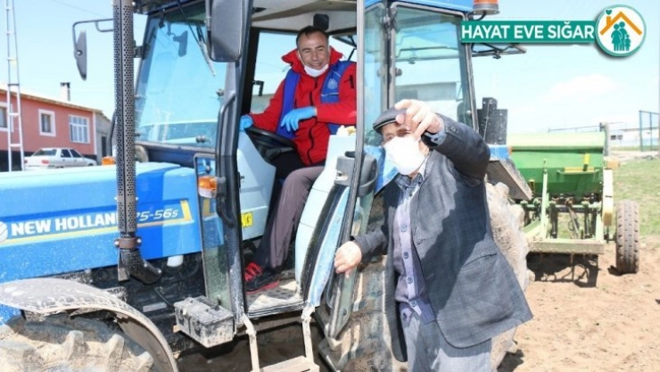 Musa dedenin tarlasını gençler ekti