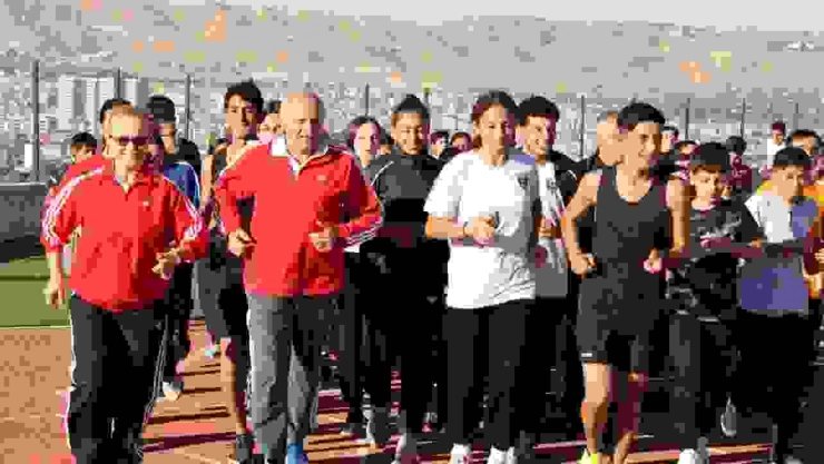 Necdet Ayaz, adının verildiği sahada eşiyle birlikte koştu