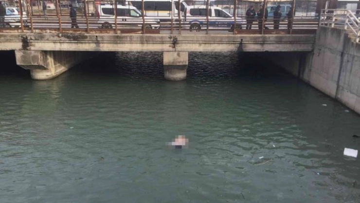 Nehirde bulunan erkek cesedi vinçle çıkarıldı