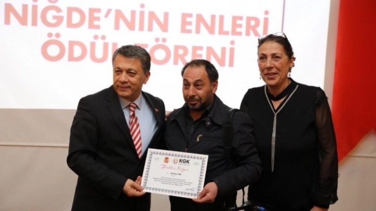 Niğde'de yılın enlerine plaket