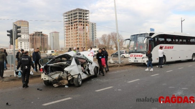 Nişanlı çifti trafik kazası ayırdı