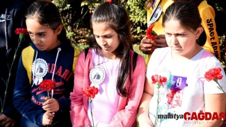 Nuri Pakdil'e kırmızı güller