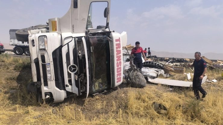 Nusaybin'de Tır Devrildi: Sürücü Yaralandı
