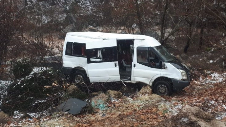 Öğrenci servisi şarampole devrildi: 10 yaralı