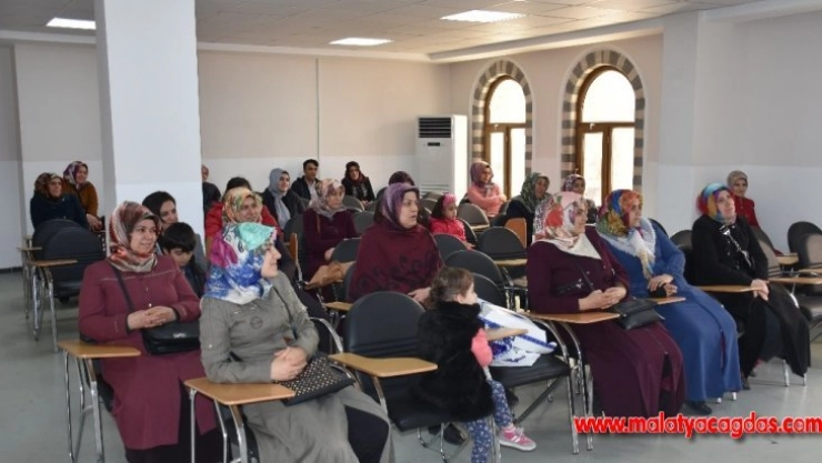 Öğrenci ve velilere Bilgi Evi'nde iletişim semineri verildi