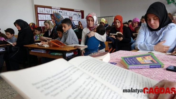 Öğrenci velileri, çocuklarıyla aynı sırayı paylaşıp, kitap okuyor