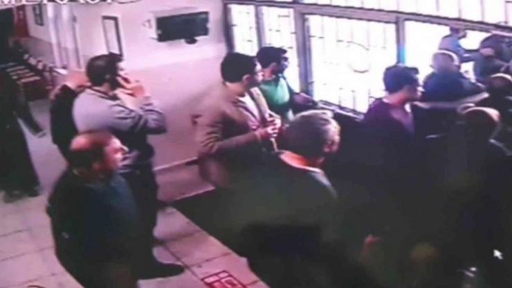 Öğrenciler kavga etti, veliler okul bastı