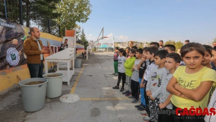 Öğrenciler kompost gübre ile toprağa can verdi