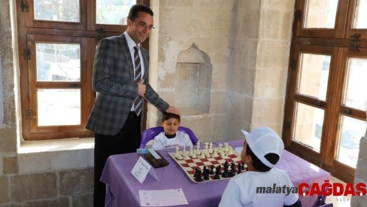 Öğrenciler satranç turnuvasında ter döktü