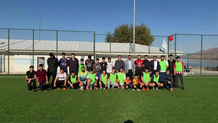 Futbol maçında yaptı, ortaya renkli görüntüler çıktı