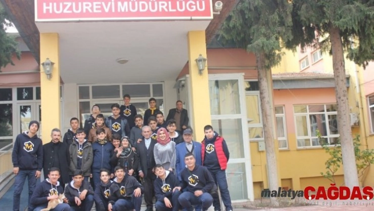 Öğrenciler yaşlıları unutmadı