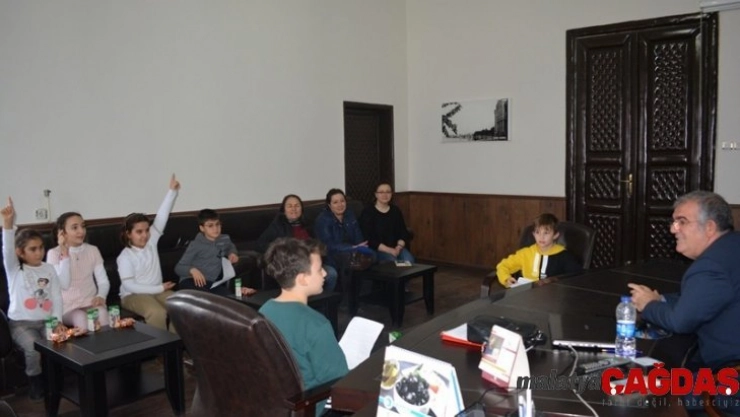 Öğrencilerden 'Yazarlarımızı ve Şairlerimizi Tanıyoruz' temalı proje