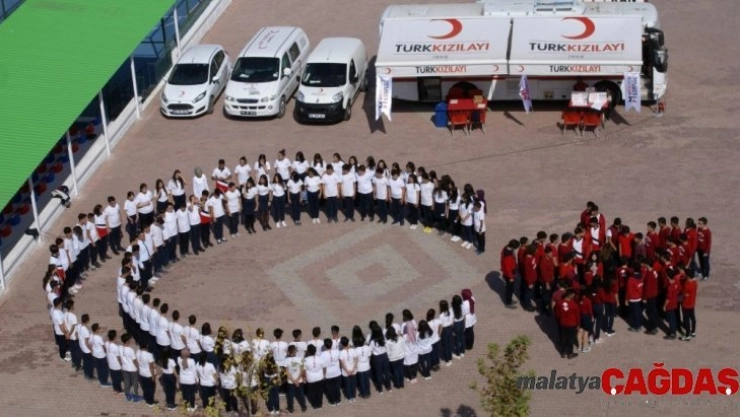 Öğrencilerden Barış Pınarı'na ay yıldız kareografisi ile destek