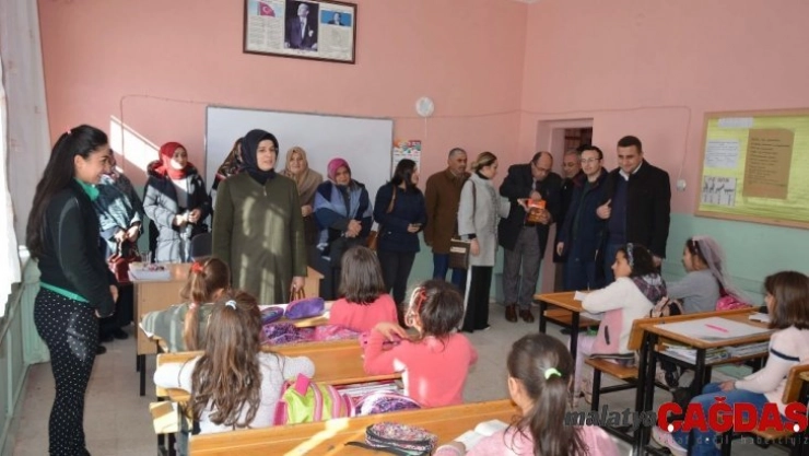 Öğrencilere atkı ve bere dağıtıldı