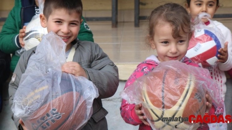 Öğrencilere spor malzemesi yardımı sürüyor