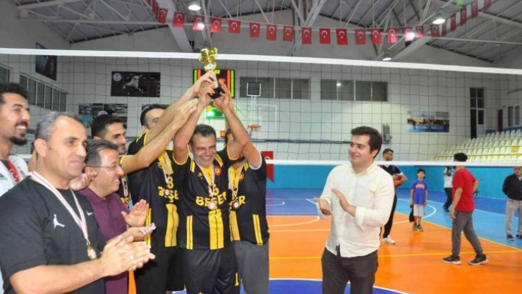 Öğretmenler arası voleybol turnuvasında kupa sahibini buldu