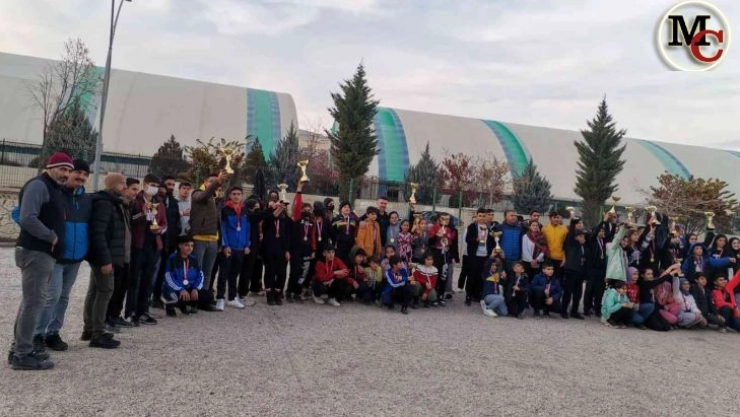 Öğretmenler dart ve bocce turnuvasında stres attı