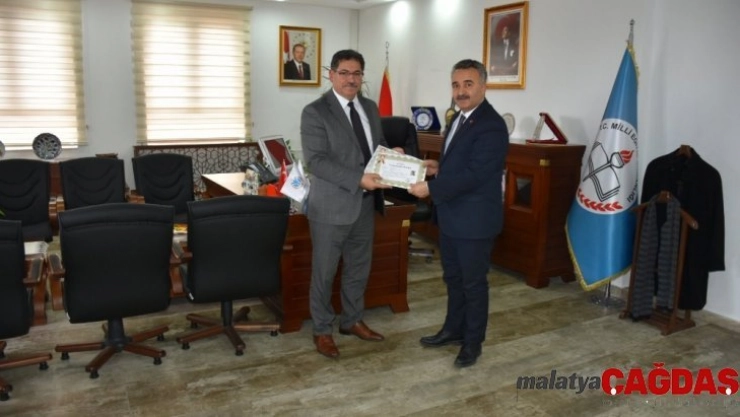 Öğretmenlere üstün başarı belgesi verildi