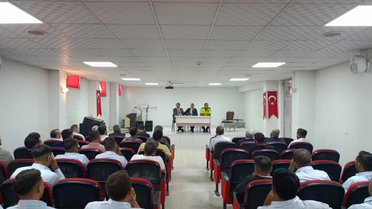 Okul servisi sürücülerine bilgilendirme toplantısı düzenlendi