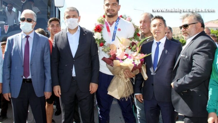 Olimpiyat üçüncüsü Taha Akgül baba ocağında