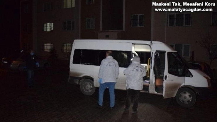 Önce eşini sonra kendini bıçaklamış