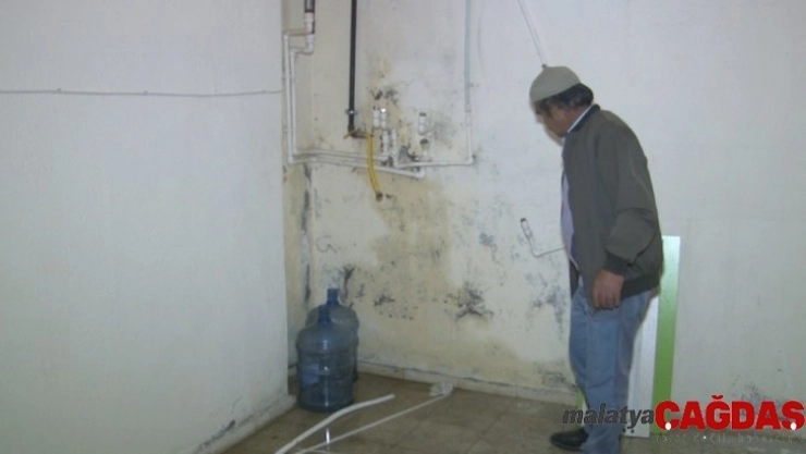 Önce kombiyi söktüler sonra bekçiye bıçak çekip kaçtılar